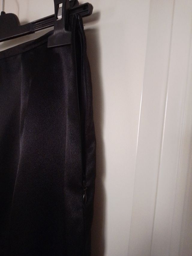 Falda negra satinada