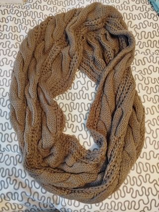 Cuello de punto marrón