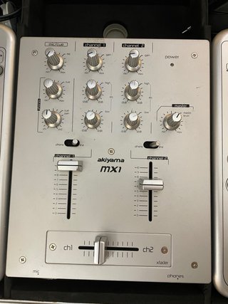 Mesa de mezcla Akiyama MX1