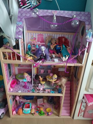 Casa de muñecas de madera