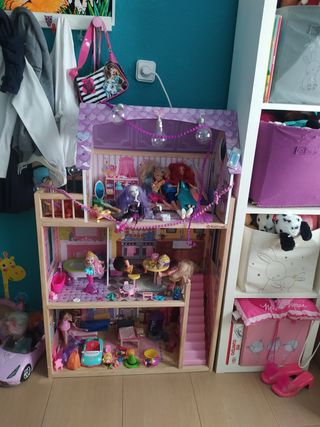 Casa de muñecas de madera