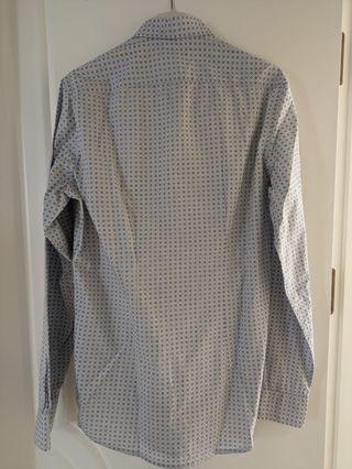 Camisa con estampados circulares Kiabi.