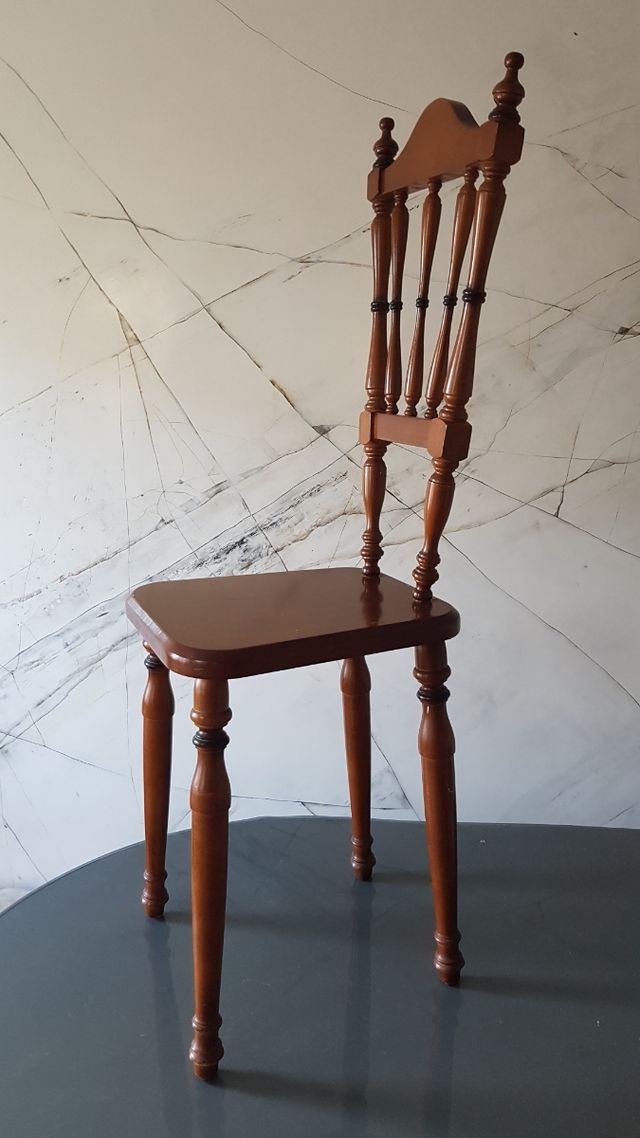 Silla antigua tallada