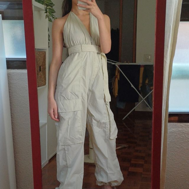 Mono cargo parachute color écru Zara