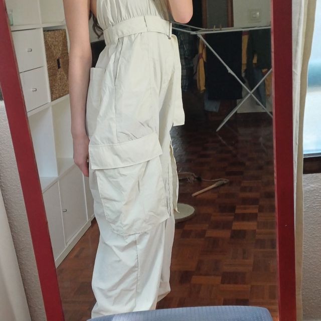 Mono cargo parachute color écru Zara