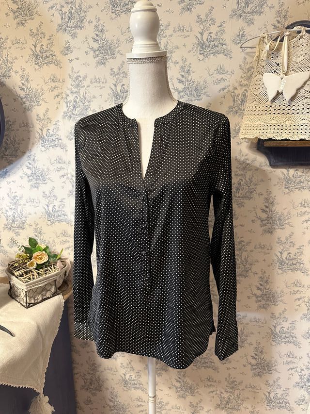 Blusa nera in tessuto semi lucido a pois bianchi