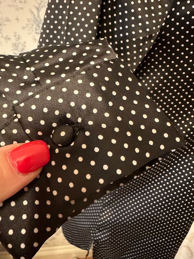 Blusa nera in tessuto semi lucido a pois bianchi