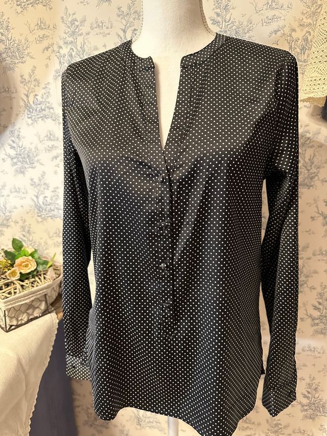 Blusa nera in tessuto semi lucido a pois bianchi
