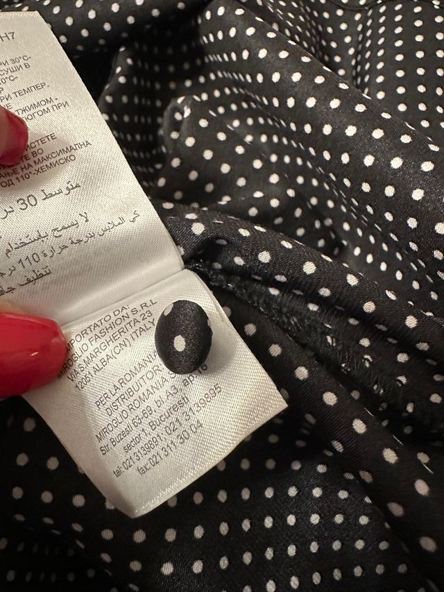 Blusa nera in tessuto semi lucido a pois bianchi