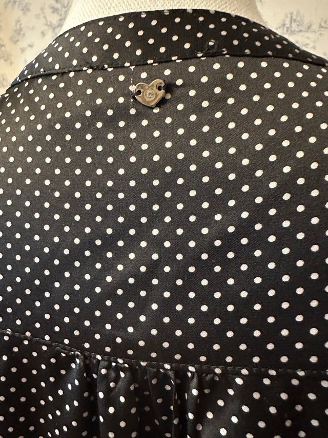 Blusa nera in tessuto semi lucido a pois bianchi