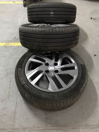3 llantas peugeot 208 año 2022  90% neumatico R16