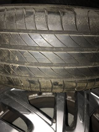 3 llantas peugeot 208 año 2022  90% neumatico R16