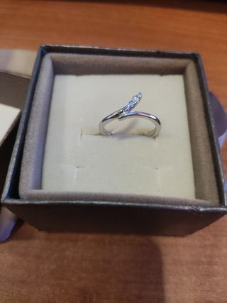 Anillo pedida oro blanco y diamante 