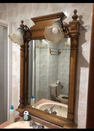 Mobili rustici antichi e specchio da bagno