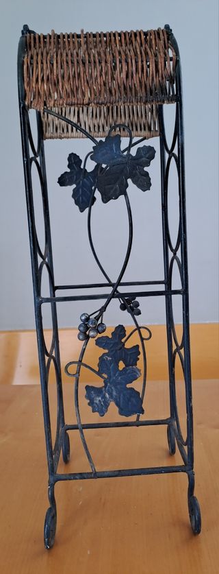 Botellero metalico y mimbre