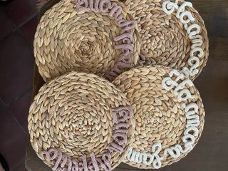 Tovagliette con scritte ricamate