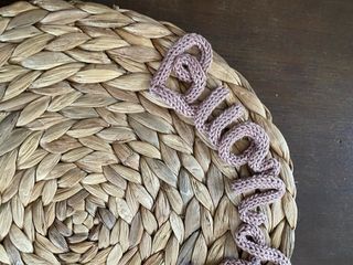 Tovagliette con scritte ricamate