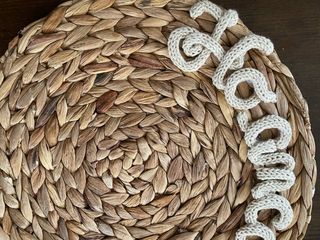 Tovagliette con scritte ricamate