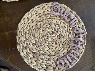 Tovagliette con scritte ricamate