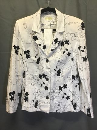 Americana de lino blanco con bordados