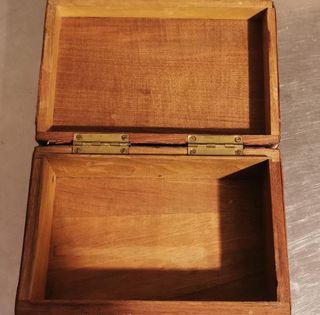 Antigua caja de madera y cuero