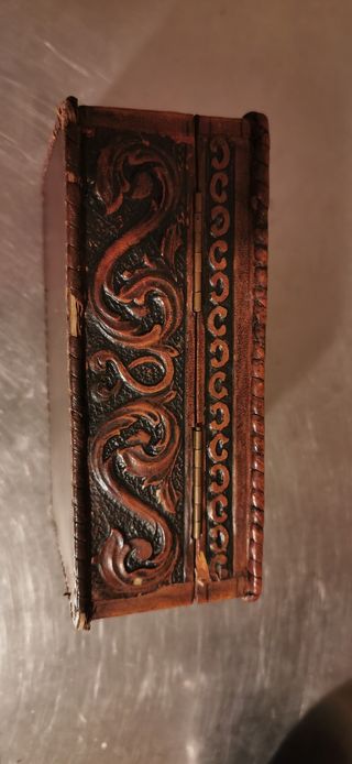 Antigua caja de madera y cuero