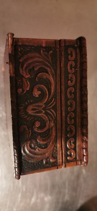 Antigua caja de madera y cuero