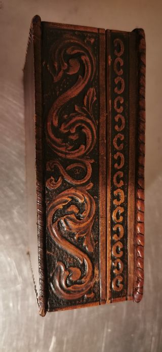 Antigua caja de madera y cuero