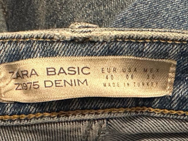 jeans in denim blu con un design distressed