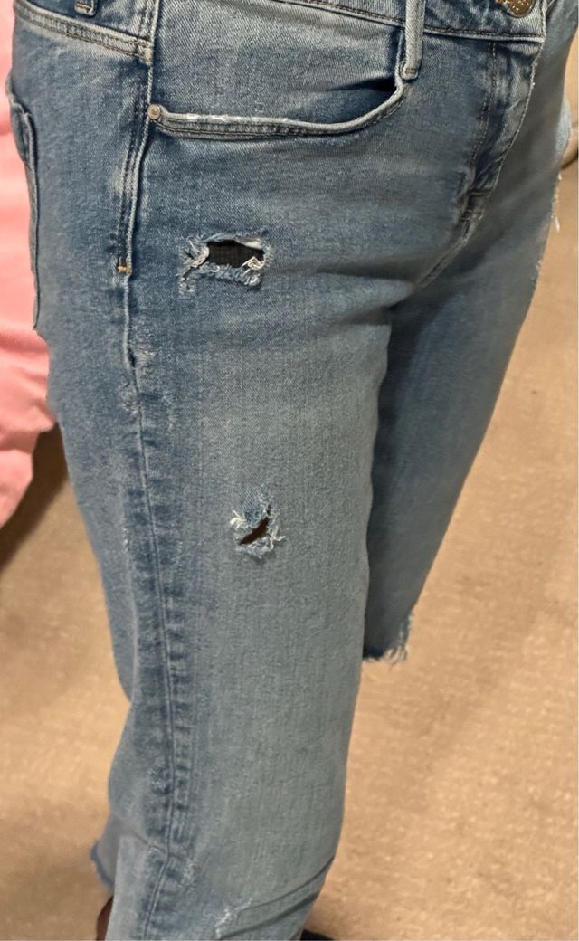 jeans in denim blu con un design distressed