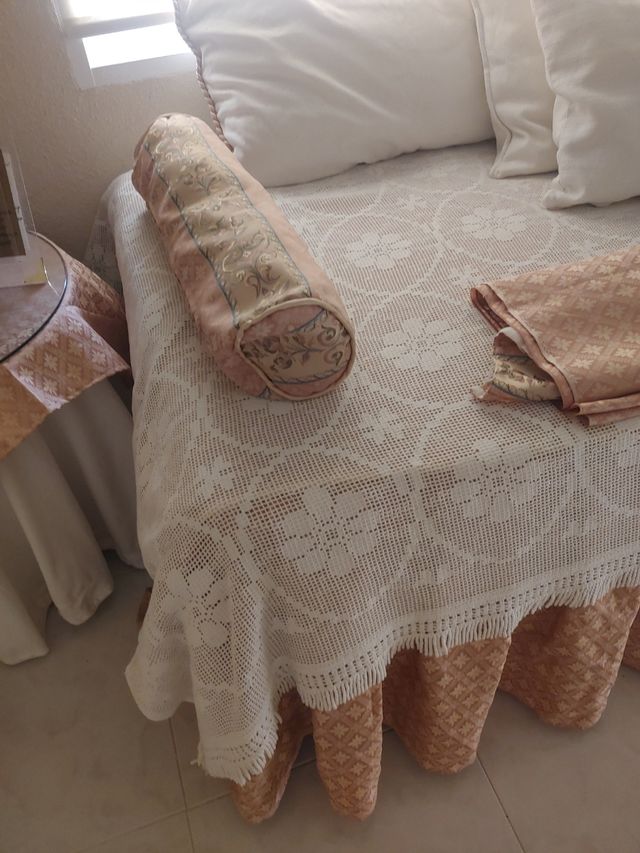 Colcha y cojines ( Todo lo rosa)+ tela de sobra