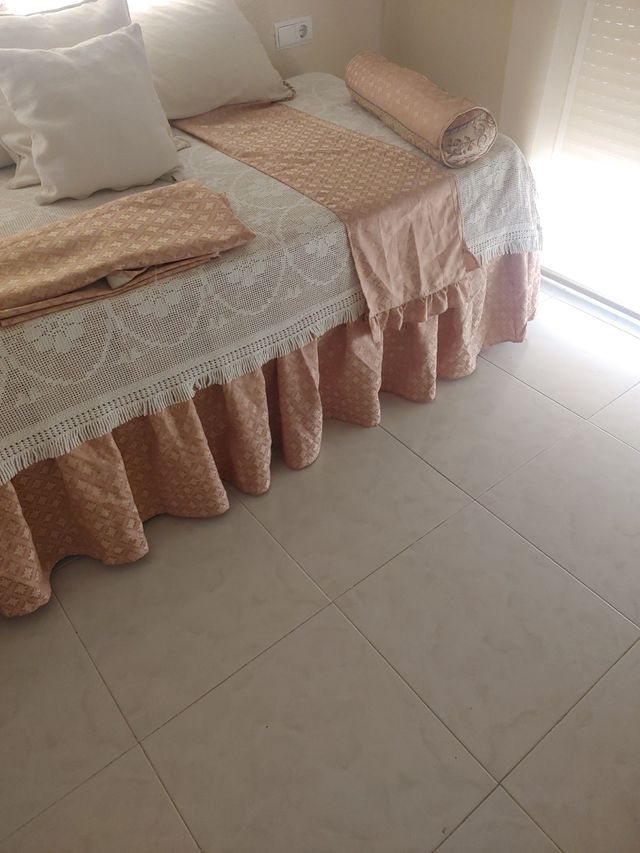 Colcha y cojines ( Todo lo rosa)+ tela de sobra