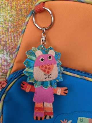 Mochila BUSQUETS con llavero y carrito.