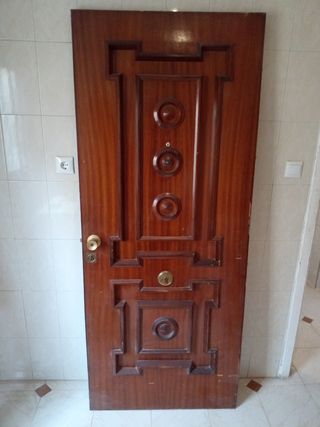 Puerta de entrada con 3 cerraduras