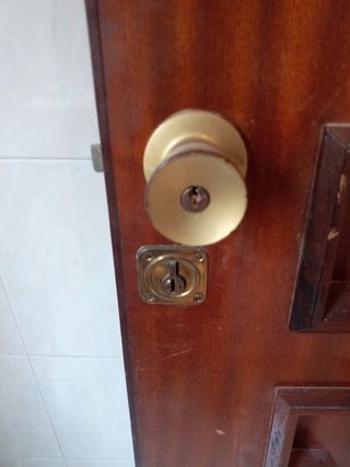 Puerta de entrada con 3 cerraduras