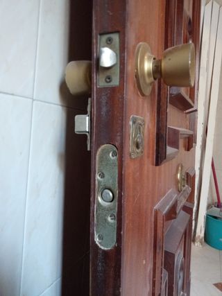 Puerta de entrada con 3 cerraduras