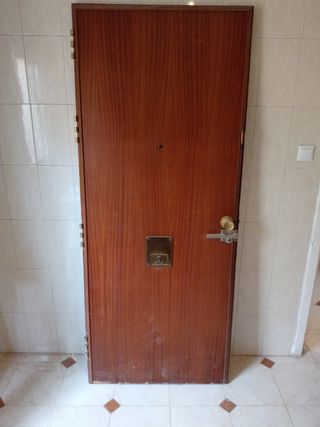Puerta de entrada con 3 cerraduras