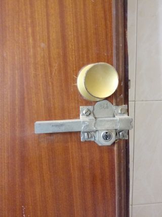 Puerta de entrada con 3 cerraduras