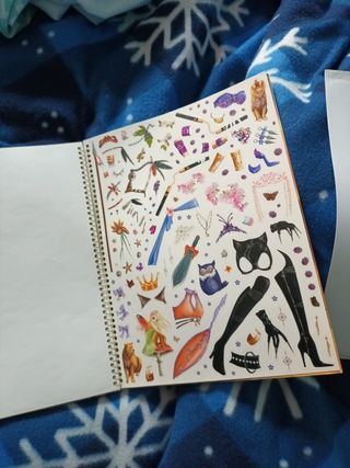 Libri da colorare con adesivi