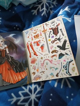 Libri da colorare con adesivi