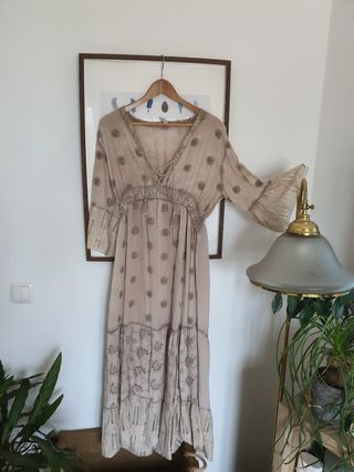 Maxi vestido bege escuro.