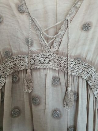 Maxi vestido bege escuro.