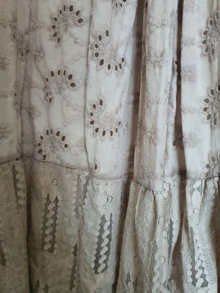 Maxi vestido bege escuro.