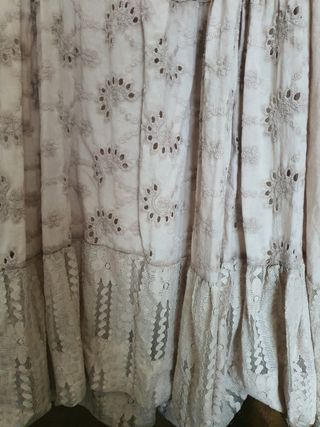 Maxi vestido bege escuro.