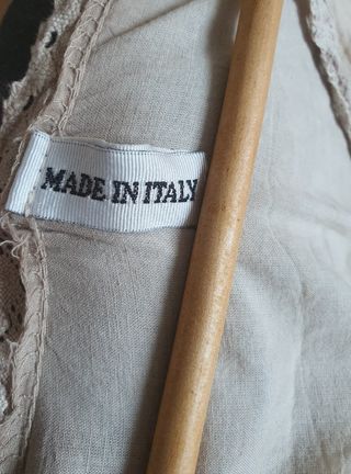 Maxi vestido bege escuro.