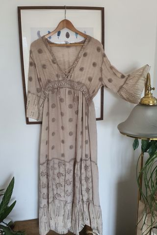 Maxi vestido bege escuro.