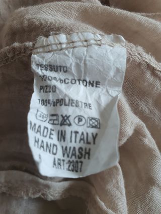 Maxi vestido bege escuro.