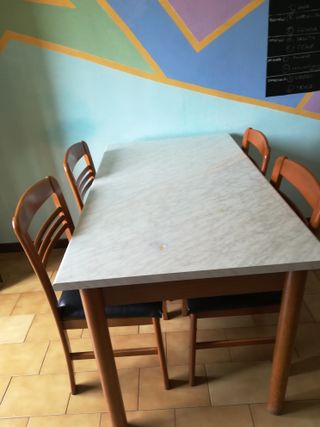 Tavolo con 4 sedie