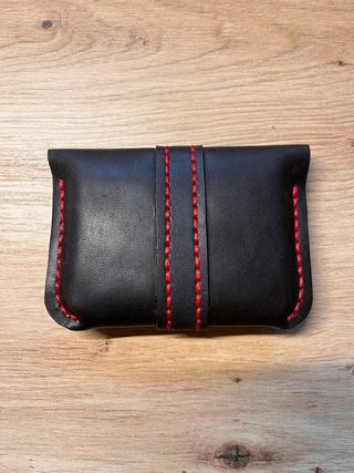 Monedero/Tarjetero de cuero artesanal.