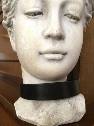 collar de piel con hebilla. hecho a mano